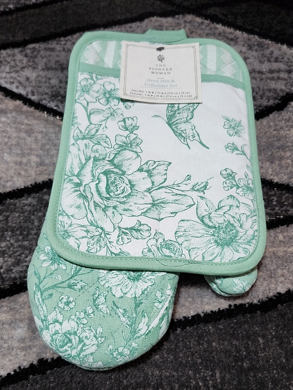 THE PIONEER WOMAN AGATHA GREEN FLORAL 2-PC OVEN MIT & POT HOLDER SET